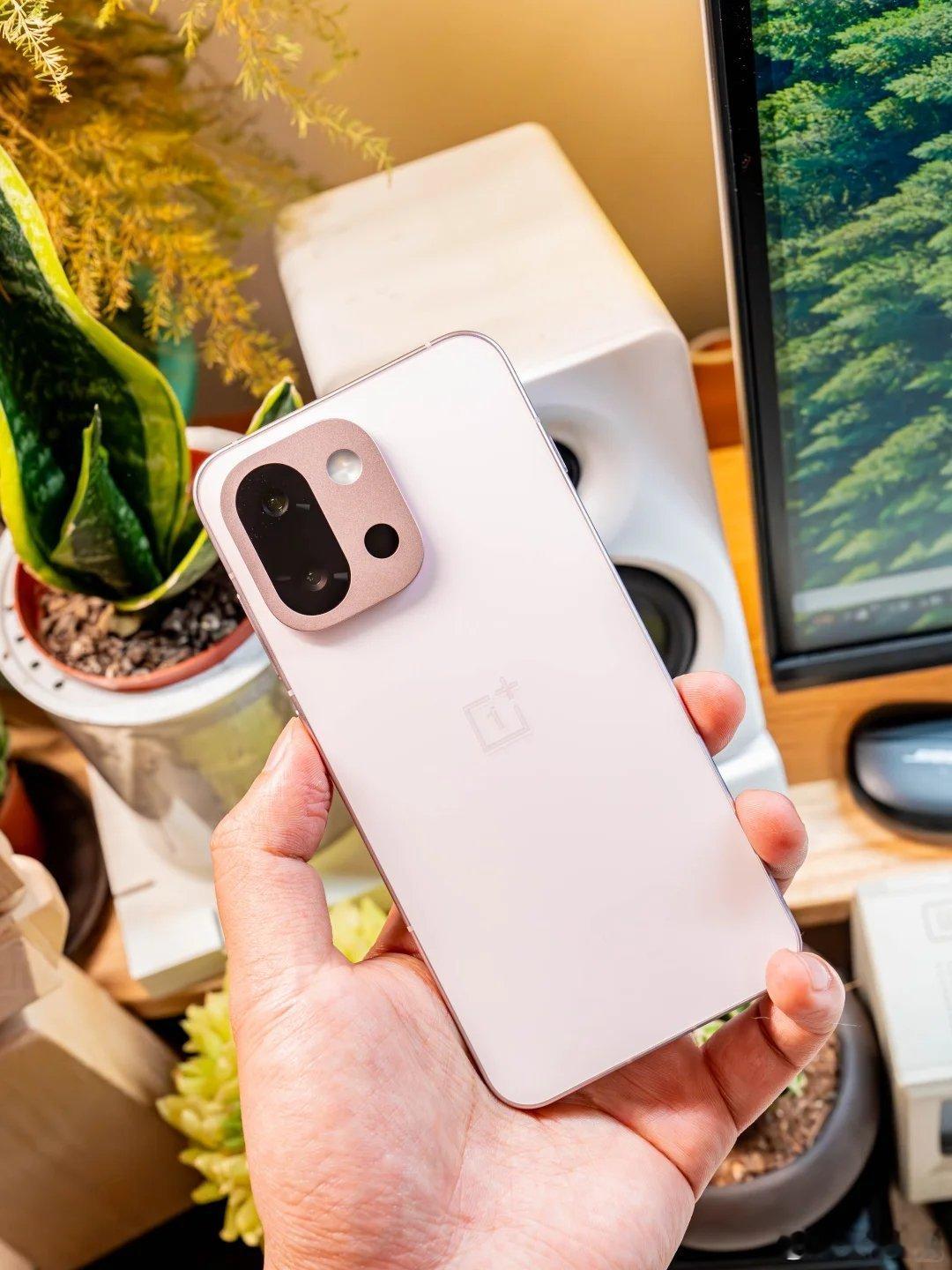 【一加15外观设计曝光 正面国产四等边直屏 机身】OPPO 工业设计中心总经理刘