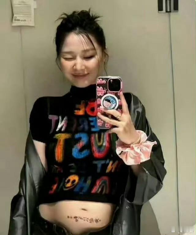 我可能是太保守了，接受不了金靖不系扣子，晒孕肚的行为