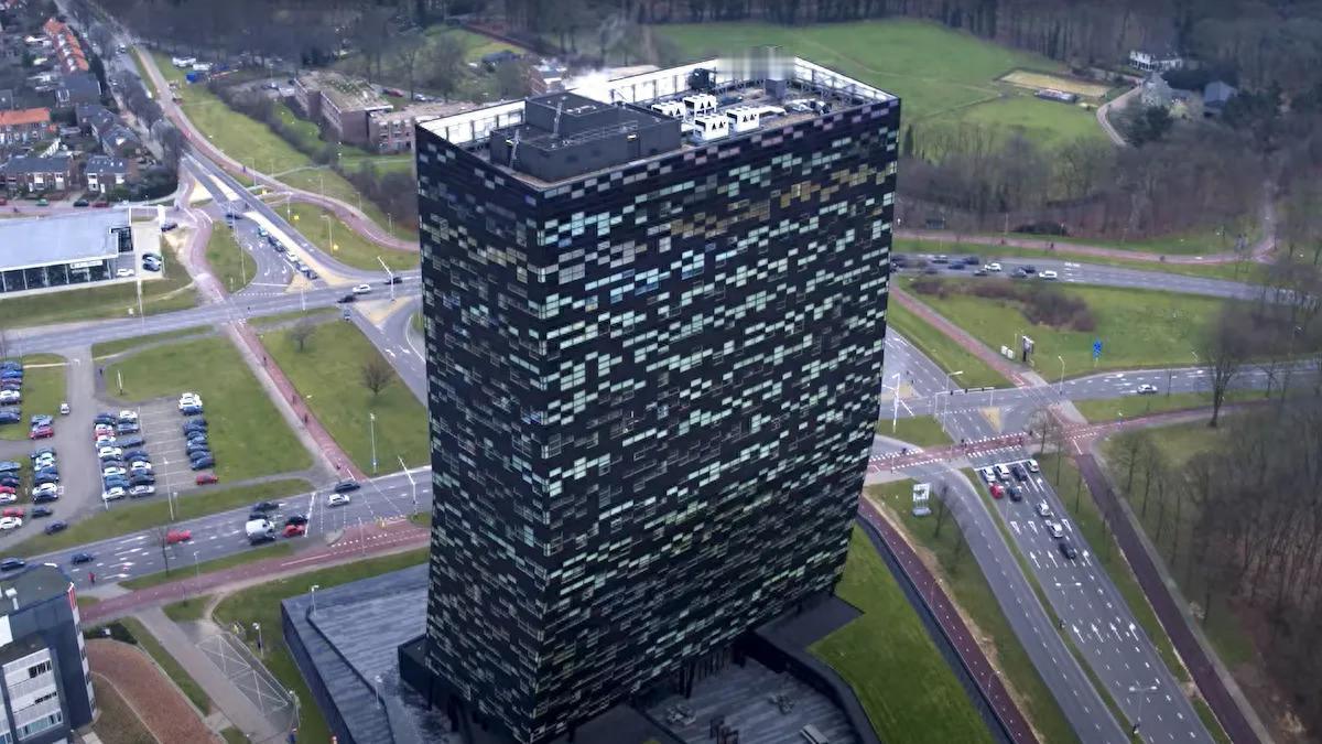 中国只是将 10 月 9 日公布的额外稀土控制措施推迟了一年，而不是 4 月实施