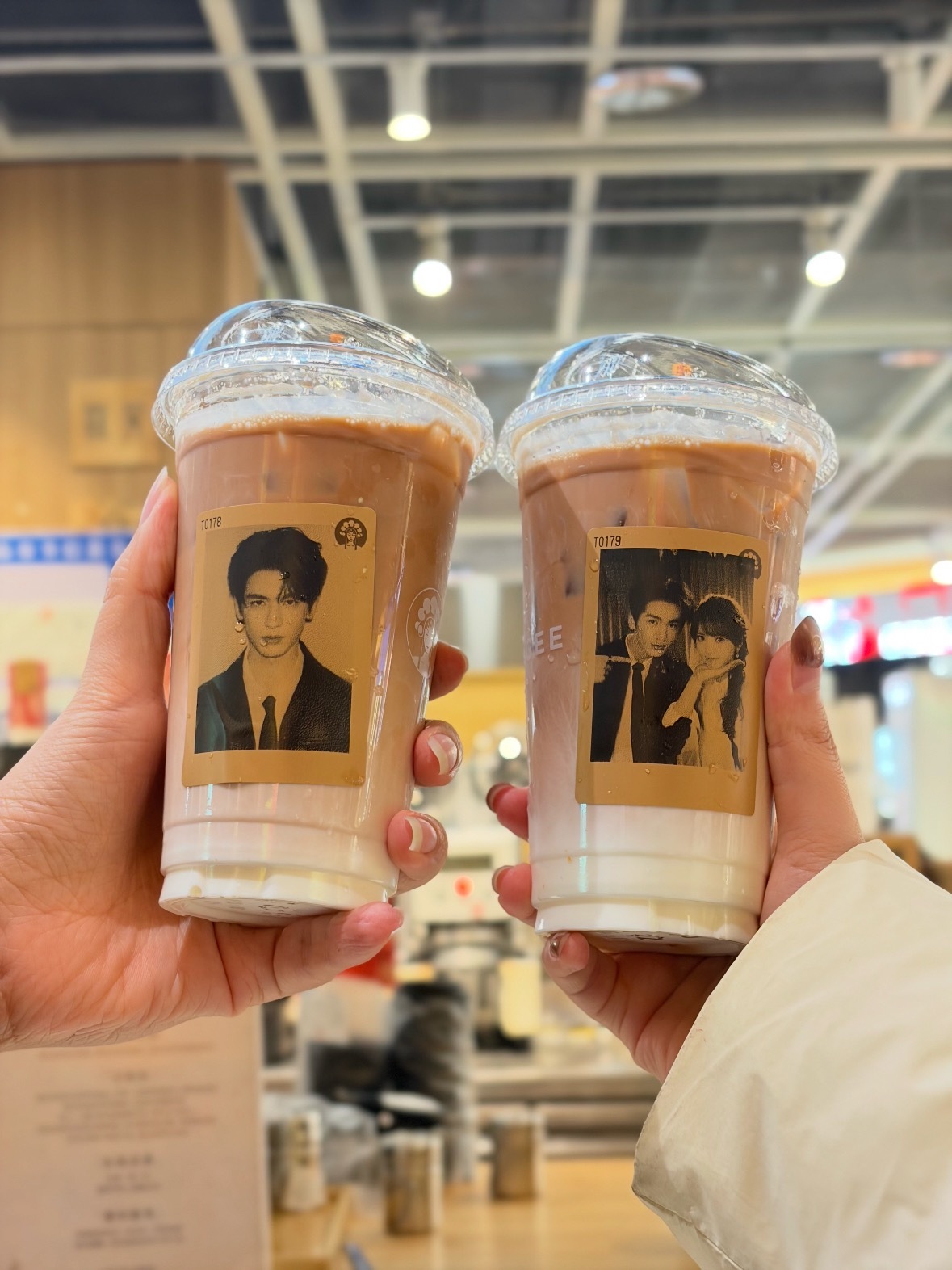 霸王茶姬杯贴哇…我真的觉得霸王茶姬做营销和做周边真的是天才级别的，每次出的周边都