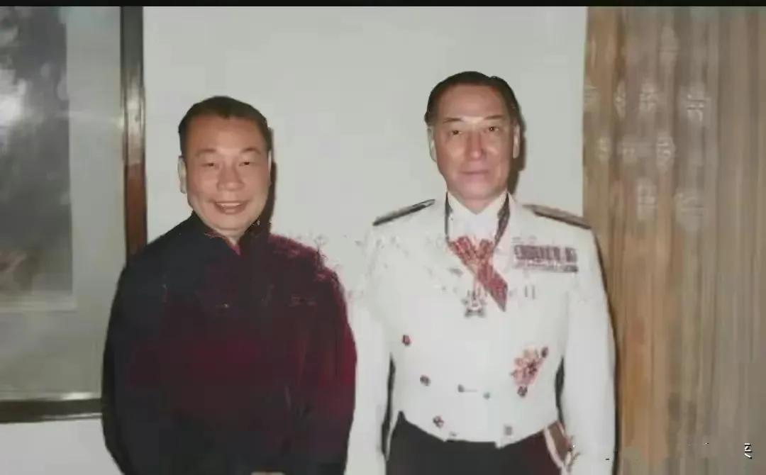 1971年，蒋经国和弟弟蒋纬国的罕见合影。他们两兄弟，蒋介石最喜欢就是他这个大儿