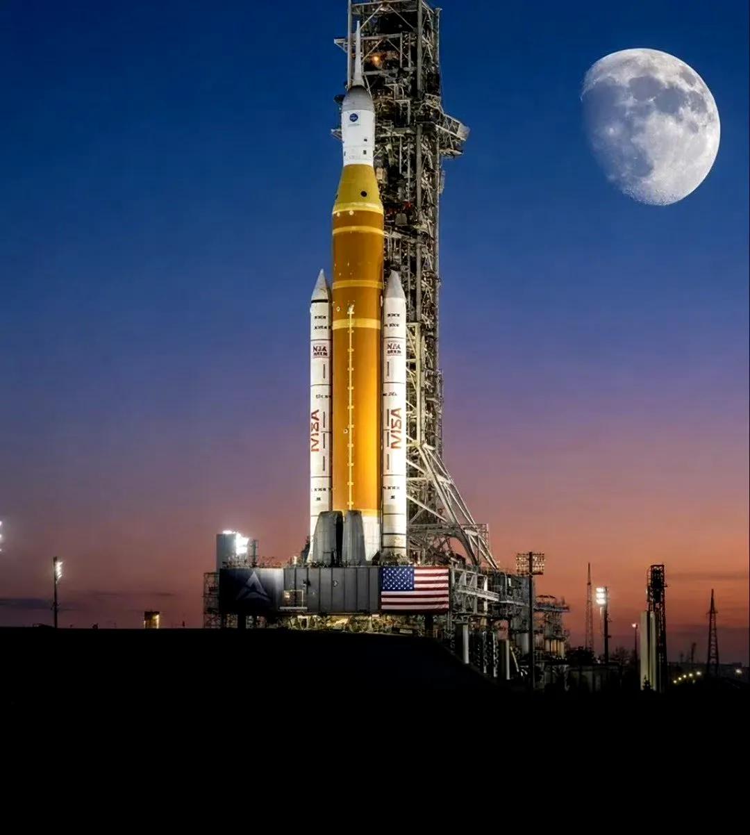 执行阿尔忒弥斯2号载人绕月任务的SLS大火箭计划明天清早发射，怎么有种赶鸭子上架
