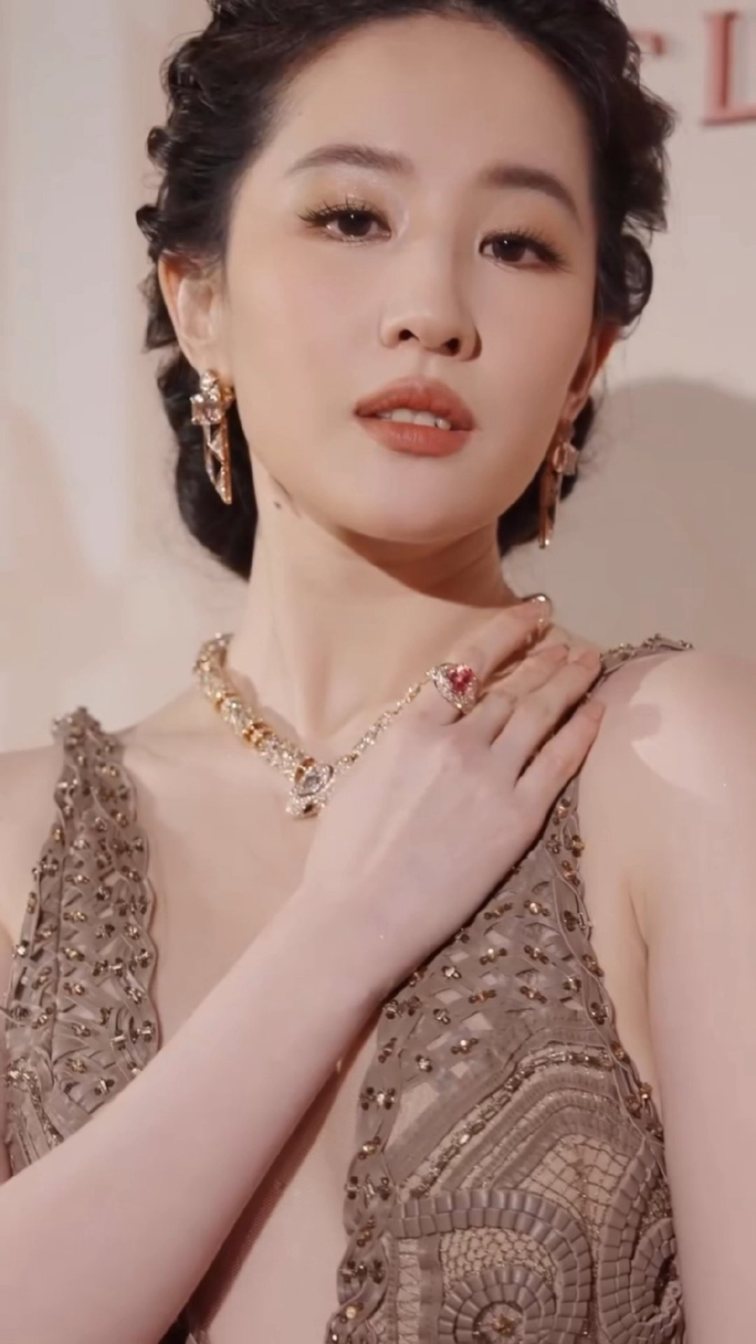 怼脸无敌，看看内娱沟沟壑壑的，天仙脸部好平整，全世界最美的人吧!还有这身材真被低