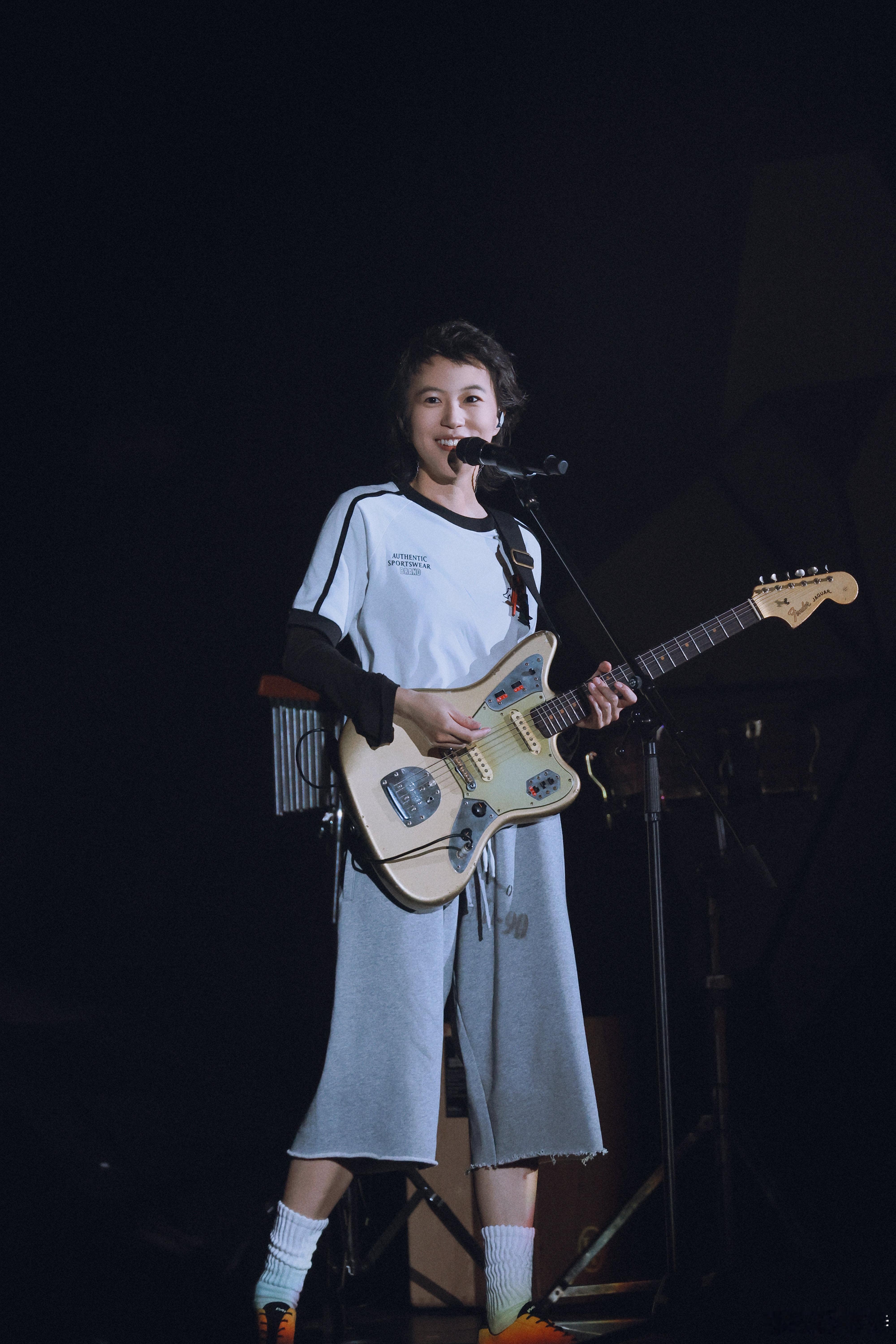 窦靖童翻唱张震岳爱的初体验窦靖童南京演唱会 被窦靖童的翻唱惊艳到！南京演唱会唱《