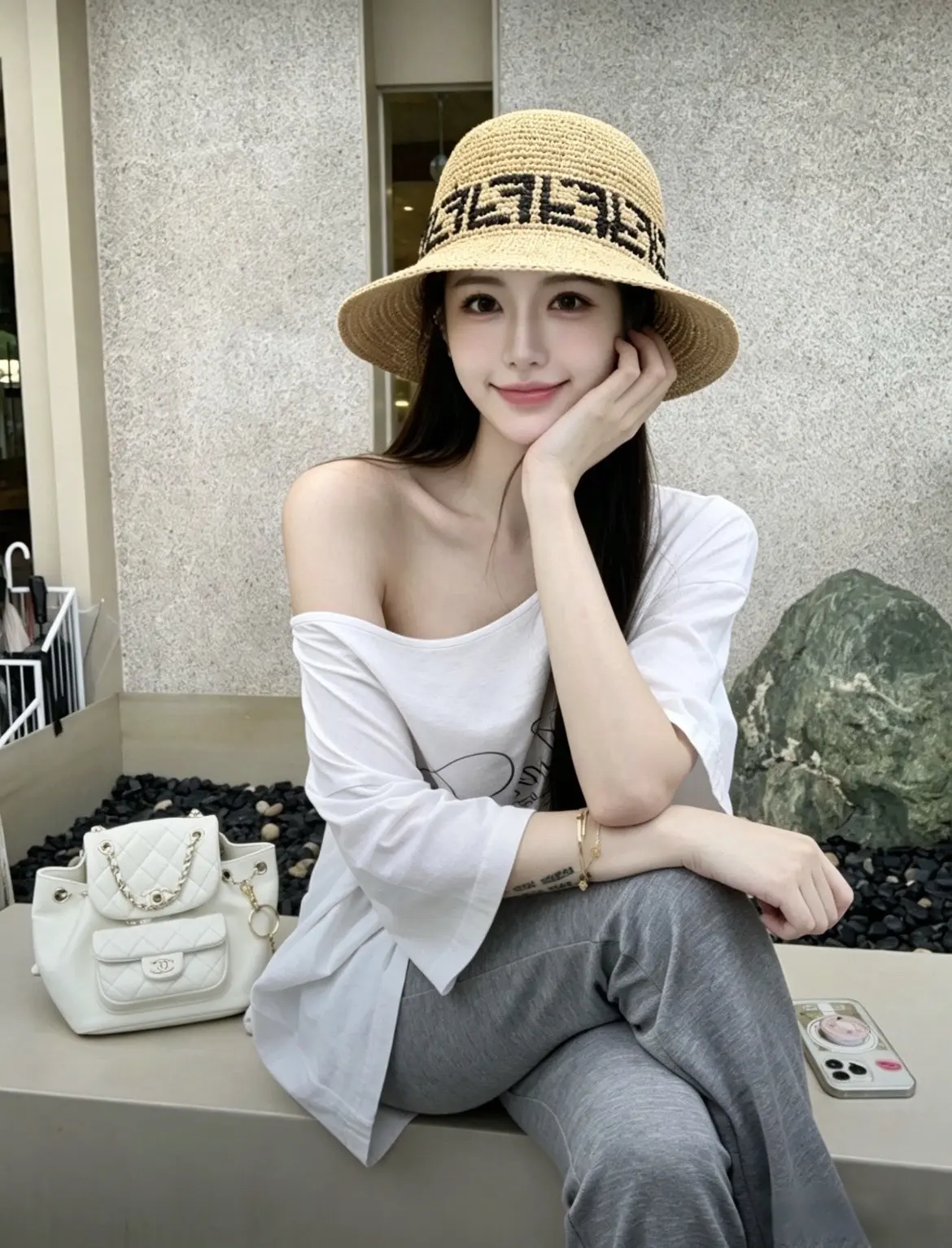 夏日最爱的白色T恤。