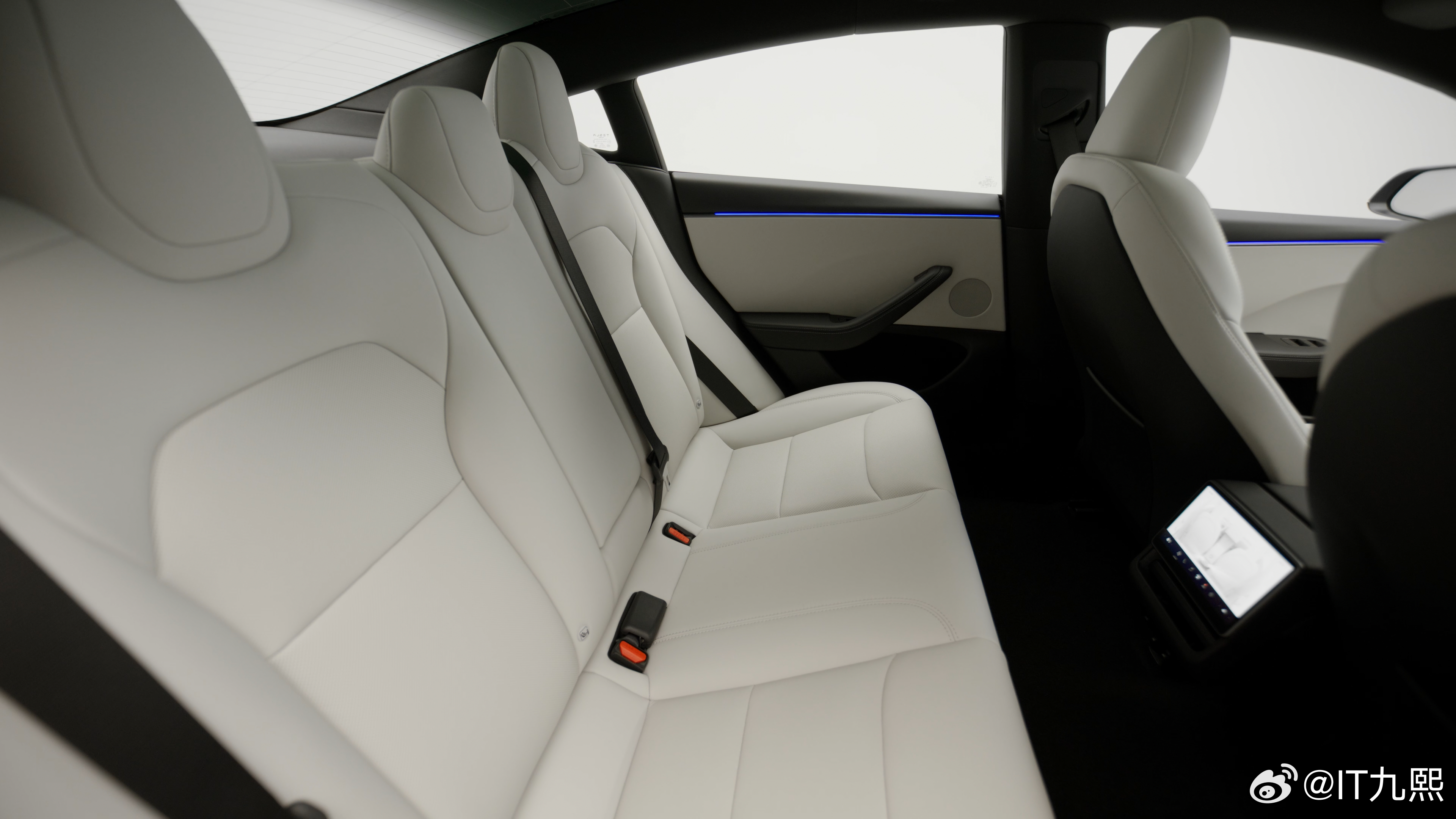 特斯拉Model3/Y更新外供电功能特斯拉10月1日对Model3全系完成产品更