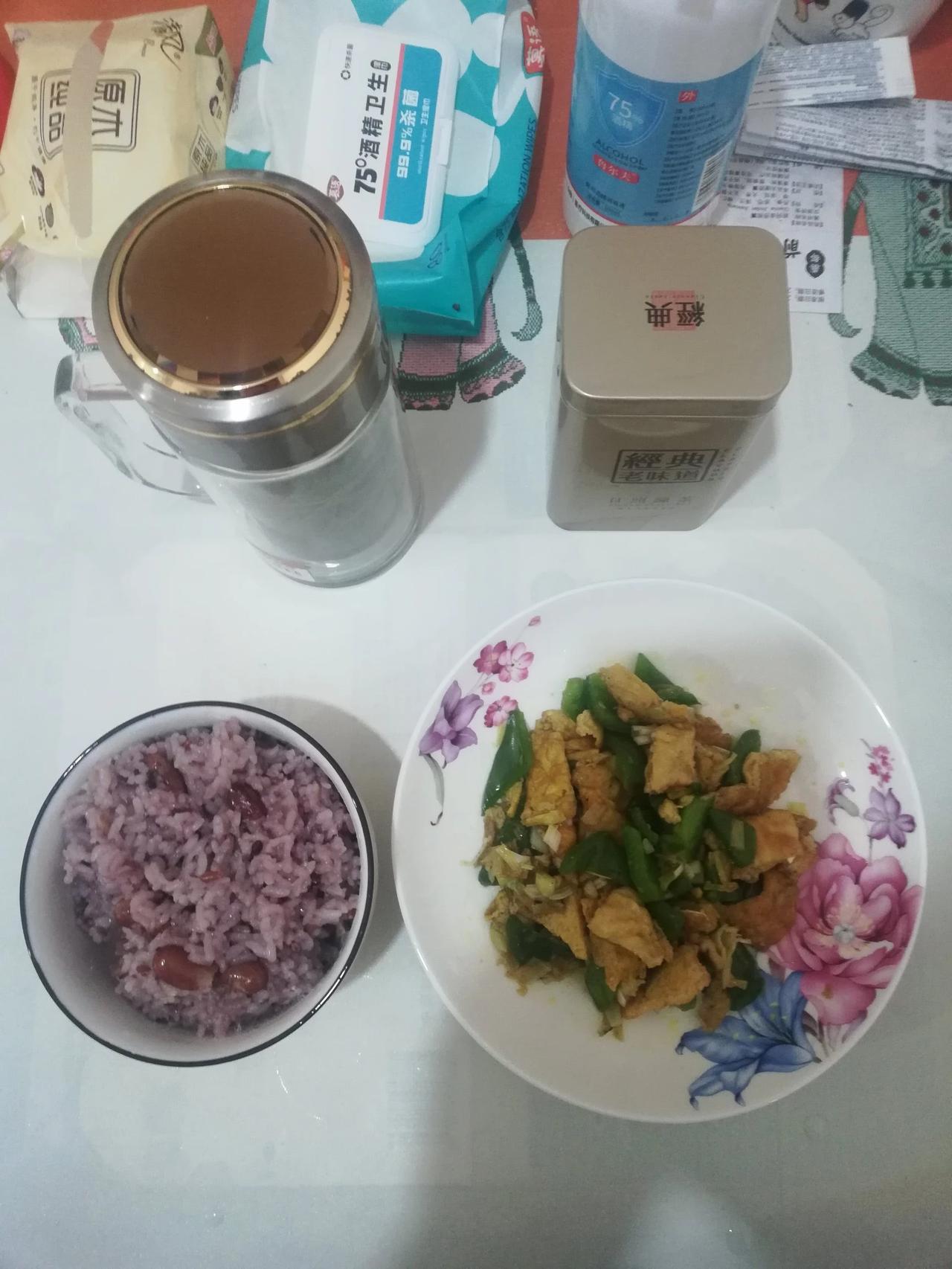 我做的青椒炒鸡蛋和芸豆大米饭！