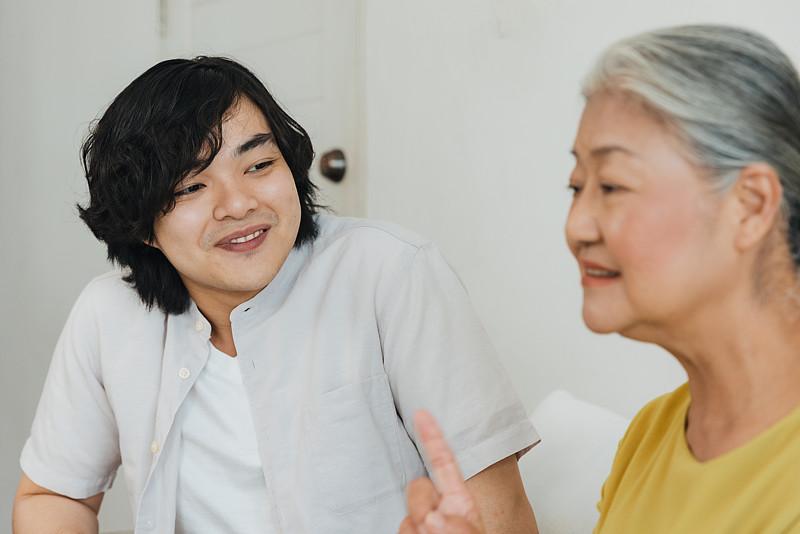 前阵子帮家里亲戚处理老人赡养的纠纷，才发现好多人还抱着“养儿防老，女儿是泼出去的