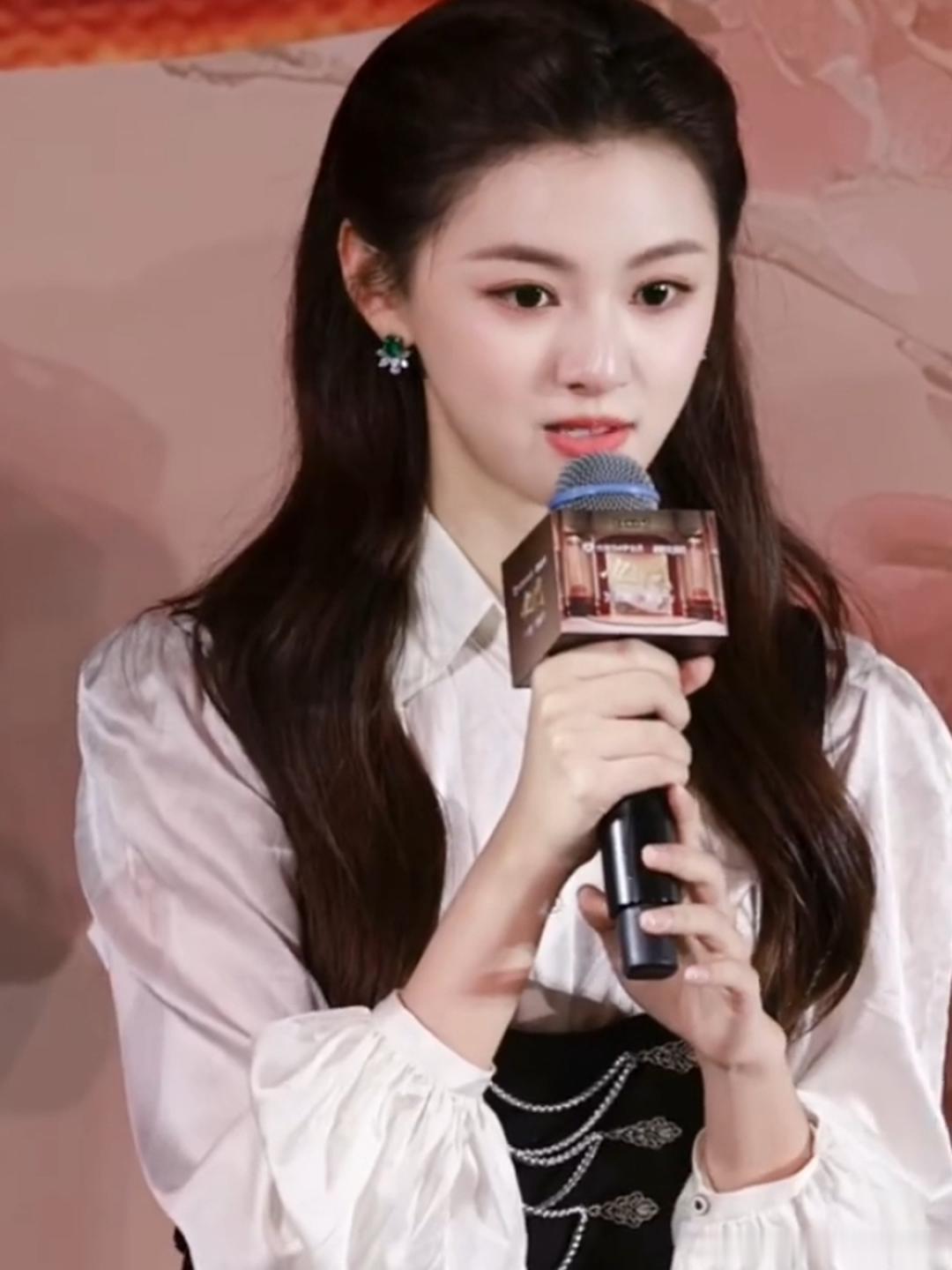 王奕婷直播时委屈落泪，称自己作为新人演员能出演这个角色很幸运，也愿意接受所有批评