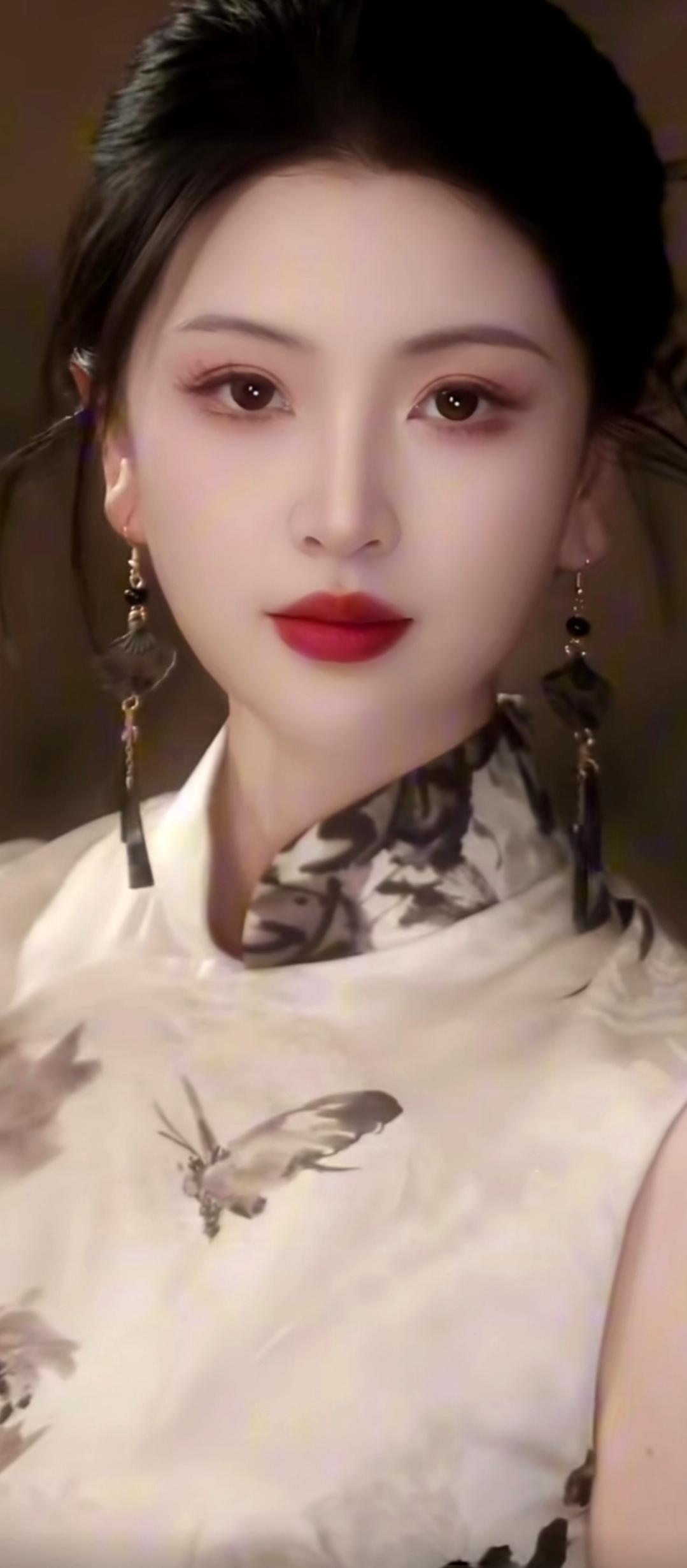 这姑娘的妆容好精致啊！