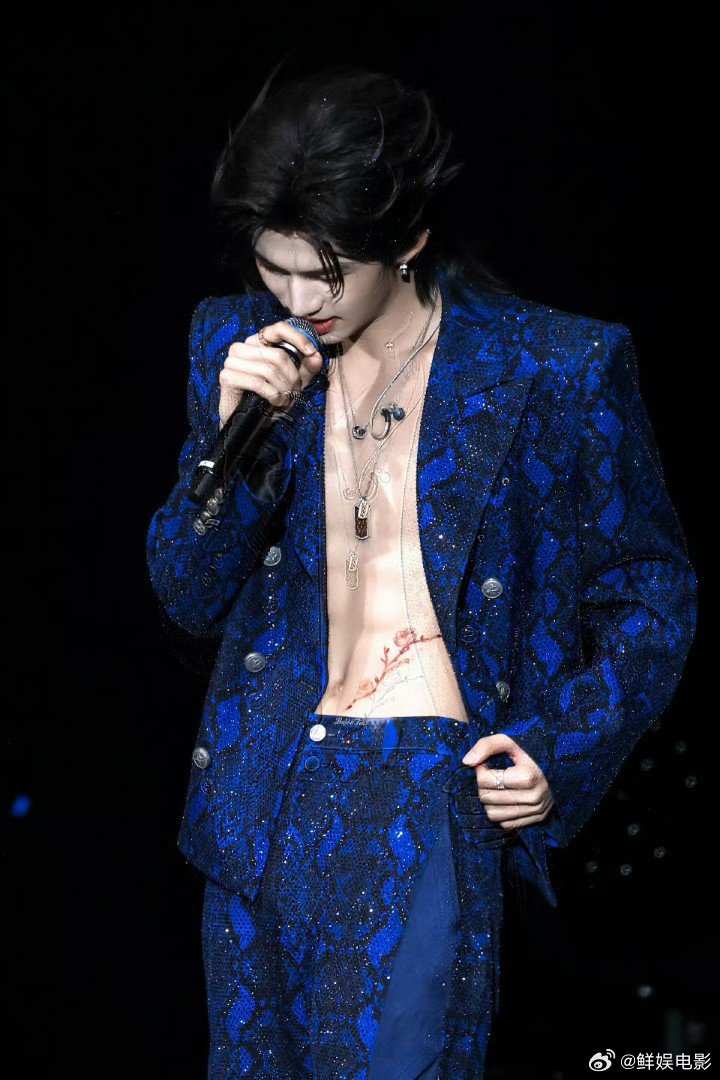 云旗腹肌野蔷薇 云旗郝熠然演唱会，云旗把野蔷薇画在了腰上，还署名云旗，是原著的c