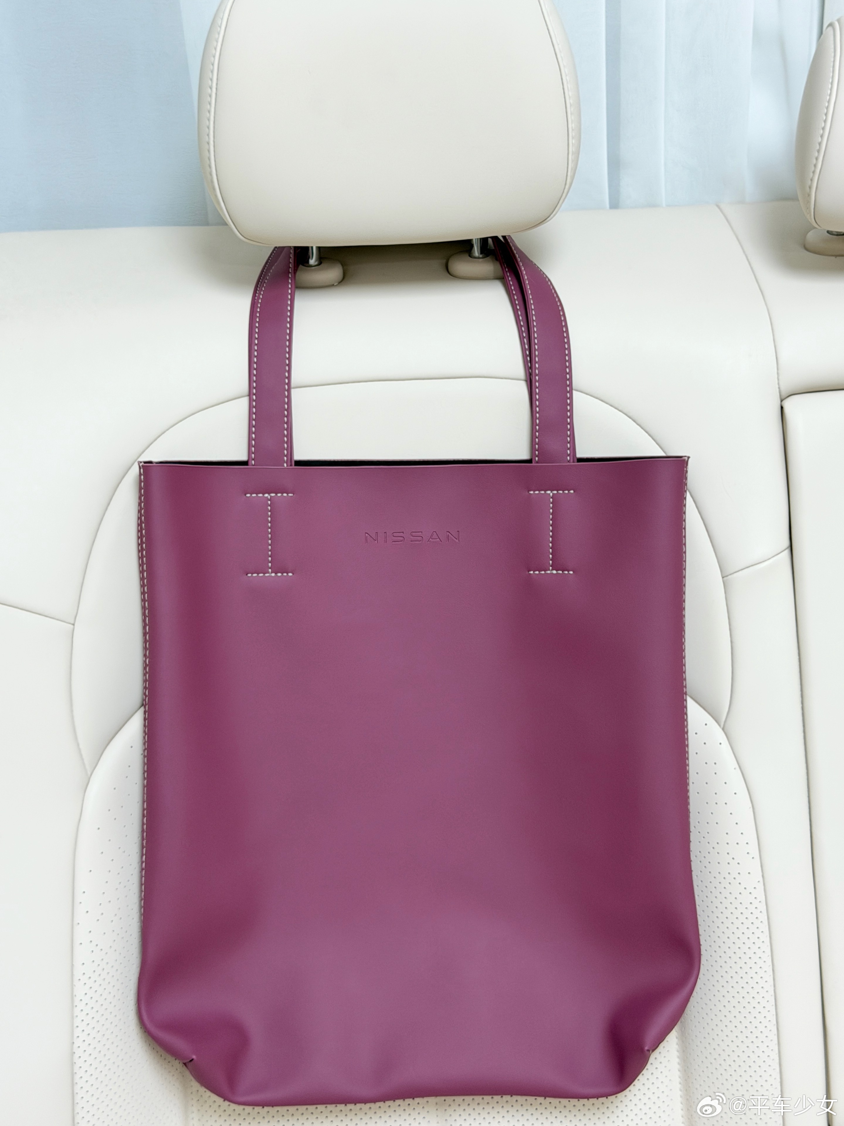 开心！东风日产的高定限量鸿运托特包到手啦～和N6新车内饰是同款——大紫大红配色，