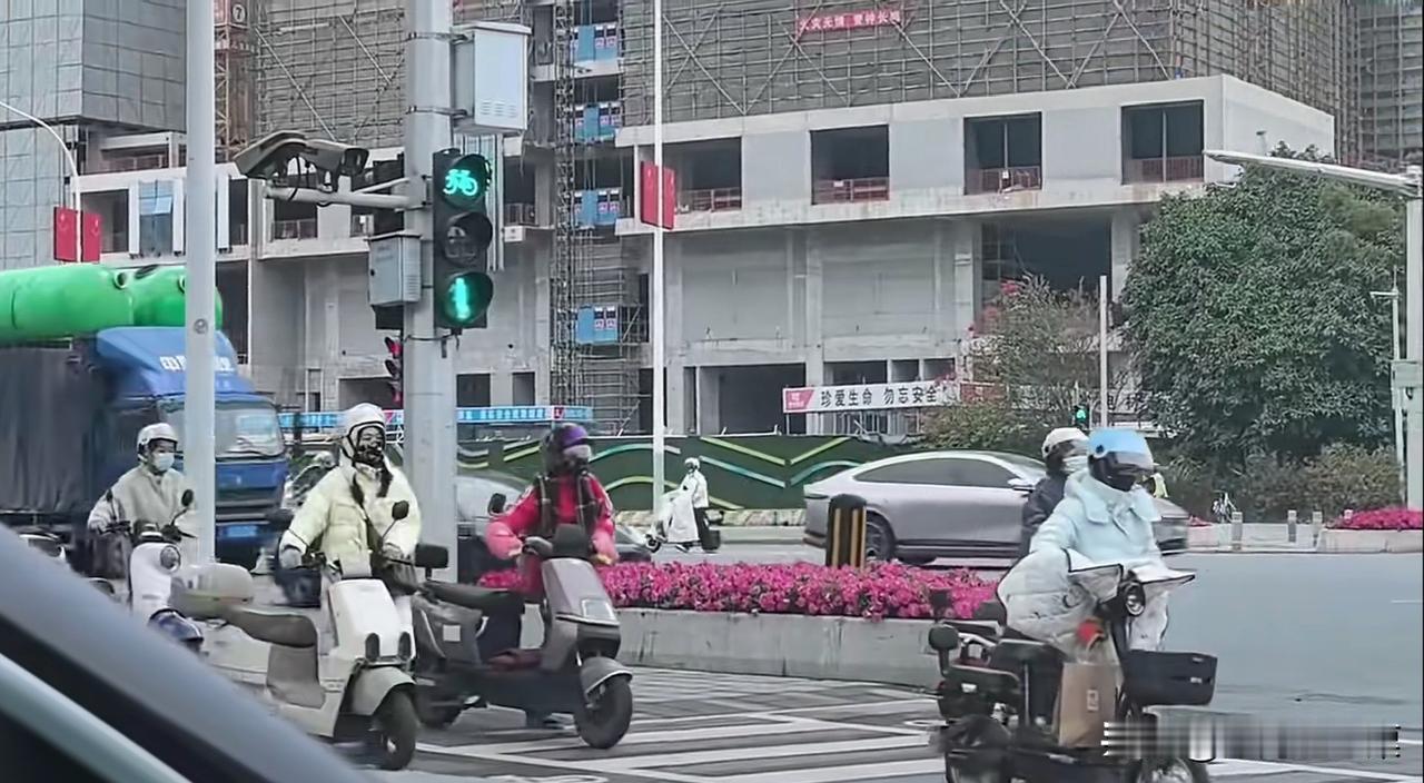 电动车过斑马线需下车推行，既然有条例依据，违反处罚也再所难免，但总感觉是不是也要