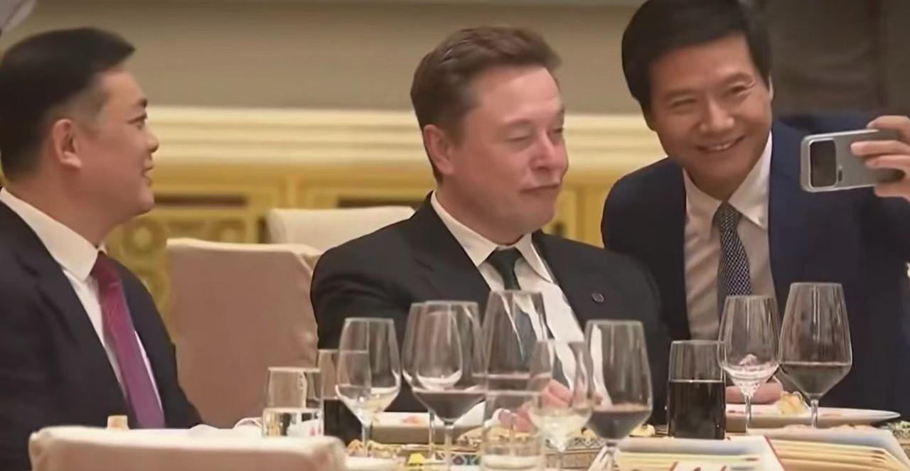 合影都这么谦卑呀！美国科技真不是吹的呀！