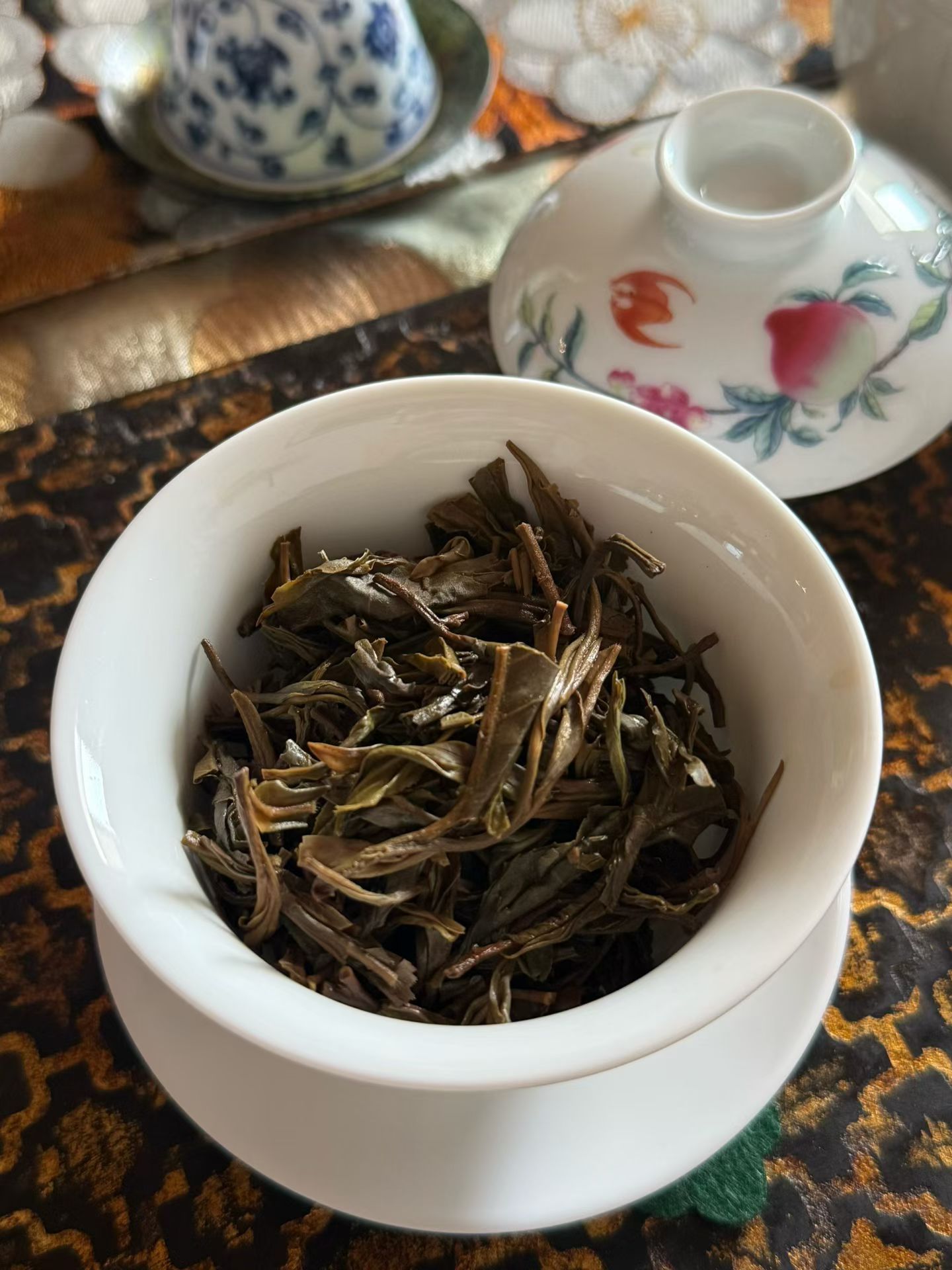 品茶赏器交友  茶有千万种，人在茶面前，也是各有形形色色的不同。有人随意，有人求