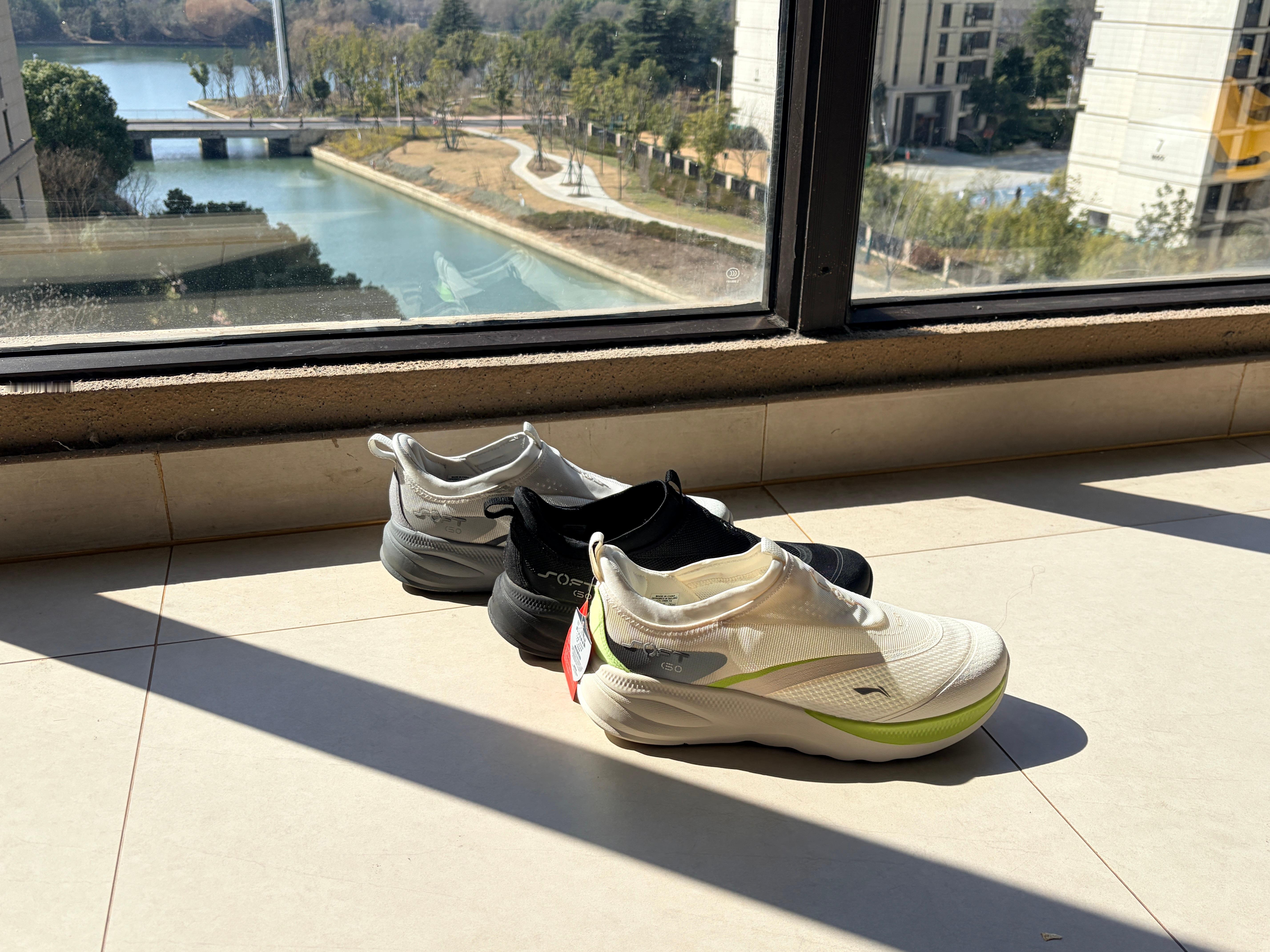 有没有跟我一样，如果喜欢一双鞋或者一条裤子或者一件外套，会把同一个款式买好几种不