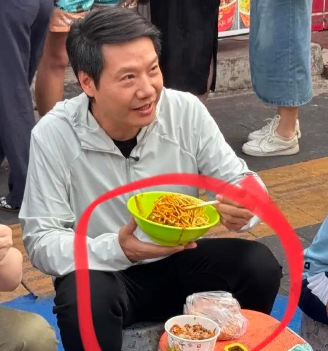 我严重怀疑
雷军在武汉吃早饭
不是为了做营销，也不是搞人设，纯粹就是为了那一口地
