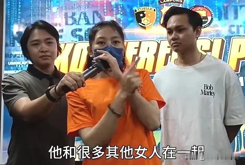 为了惩罚已婚男友，女子将美工刀藏在包中，接着约男友到酒店亲热，大概亲热了半个小时