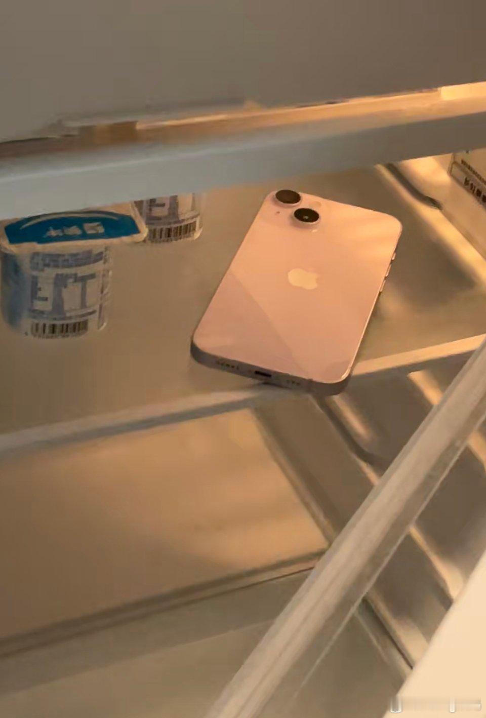 iPhone 制冷模式当然是放冰箱啊屡试不爽好吧不然就打开制冷模式没事我们果粉会