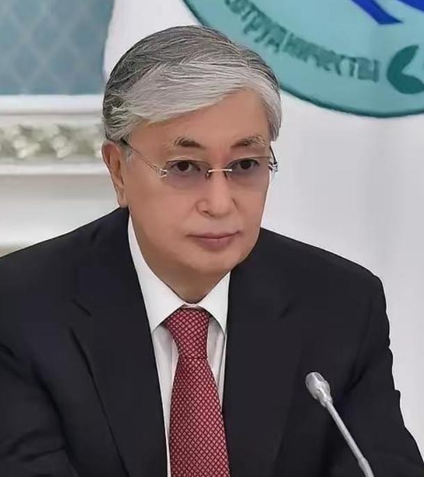 哈萨克斯坦根本不是把 “摇摆” 玩明白了，而是玩砸了，现在急得团团转，就是为自己