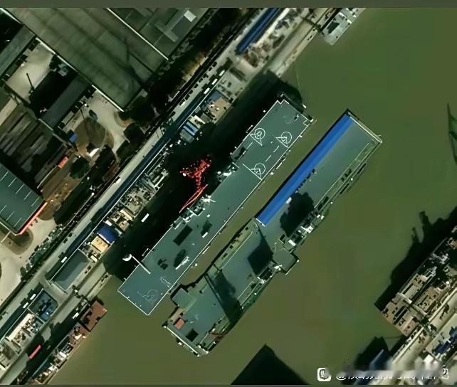 它们同框时：都是4万余吨的075和076！
这应该是076型首舰四川舰和075型