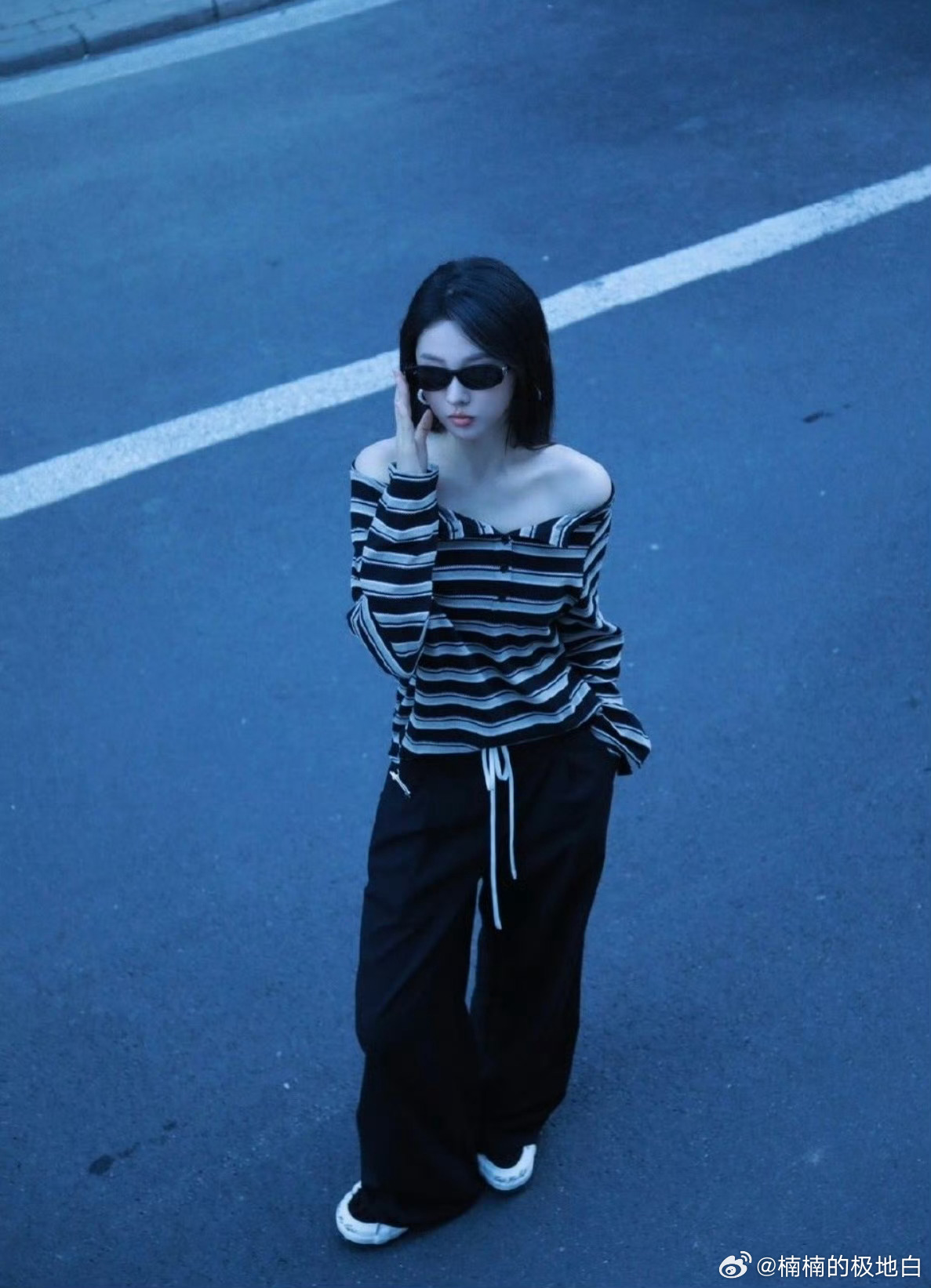 李柯以台上御姐台下甜妹 从气场全开的荧幕角色，到私下甜萌可爱的模样，李柯以台上御