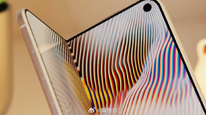 折叠iPhone触屏MacBook快了 6月15日，彭博社记者马克 · 古尔曼在