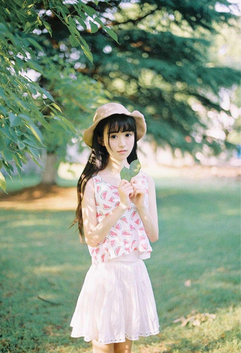 夏日清新少女绿意盎然中享受宁静时光美少女 分享美少女倩影 自然清新美少女 自然甜
