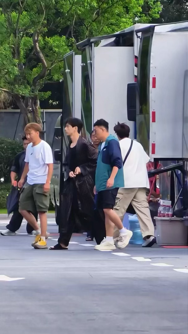 李现你的身材很曼妙李现雾里青睡袍路透李现黑色丝绸睡袍造型