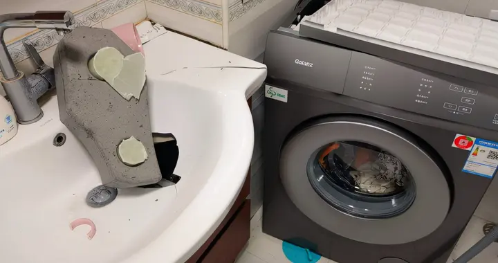 新洗衣机“爆炸”，配重石飞出砸漏洗手池，商家否认质量问题