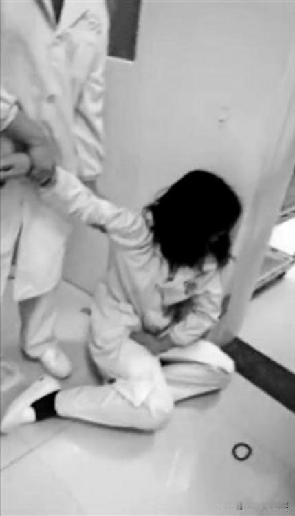 2017年，局长夫人因儿子拔针怕疼，竟将怀孕护士打到流产，事后局长带着一波像黑社