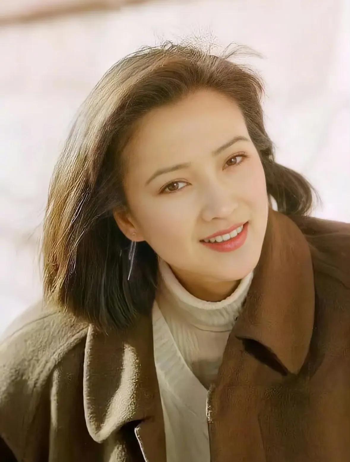 面相常被视作玄学，何晴生就一张古典美人脸，圆脸、精致眉眼、挺拔鼻梁搭配美人尖，看