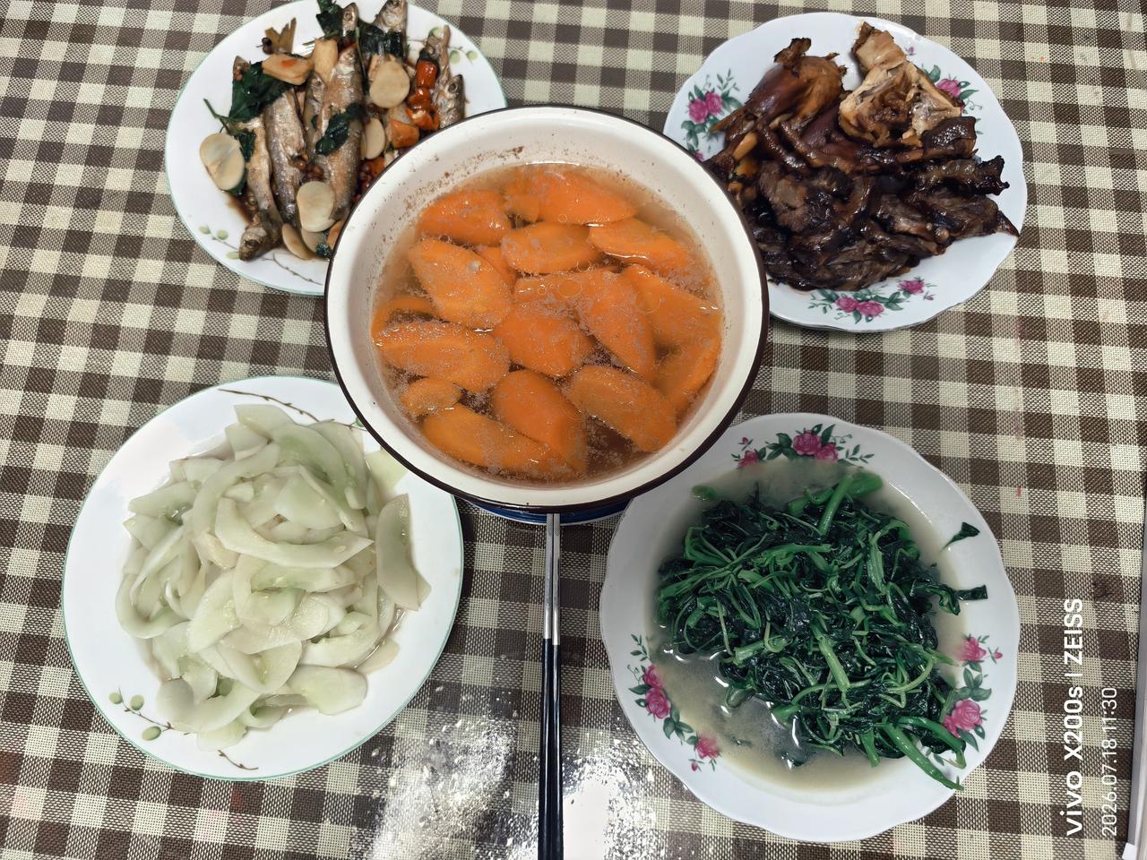 夏日生活打卡季四菜一汤：昨天孩子回家吃饭，我在家做了卤鸡卤牛肉，煎烩小白条，炒黄