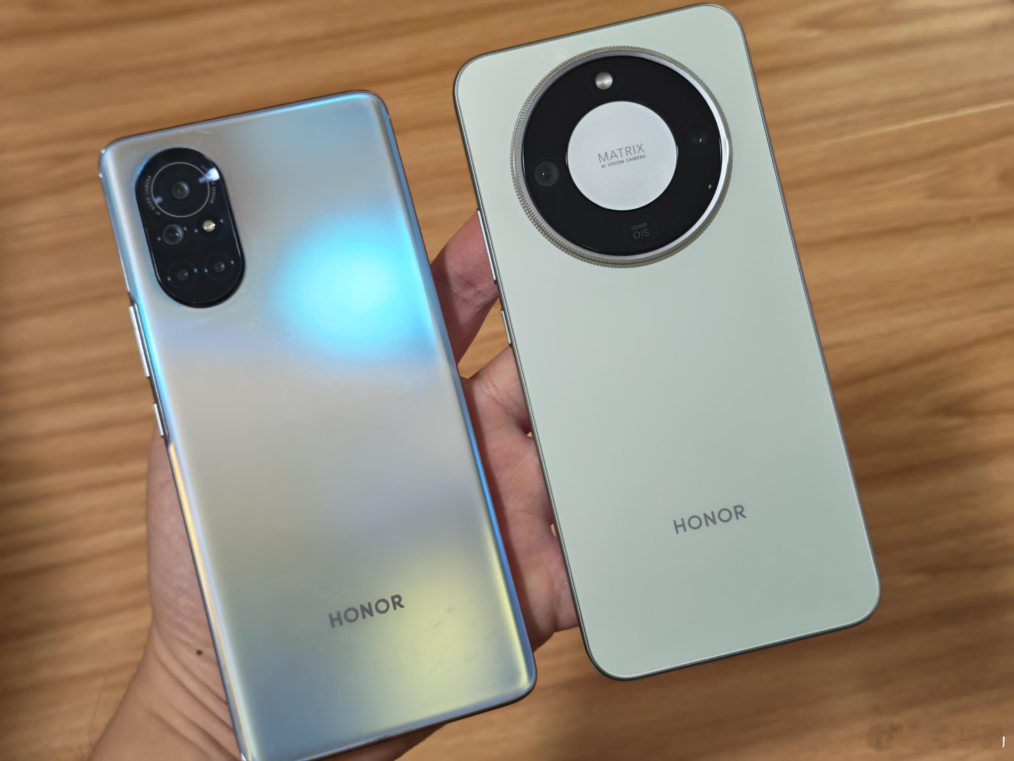 我爸一直用着2021年发布的荣耀V40轻奢版，这手机到现在都好着，电池续航也没问