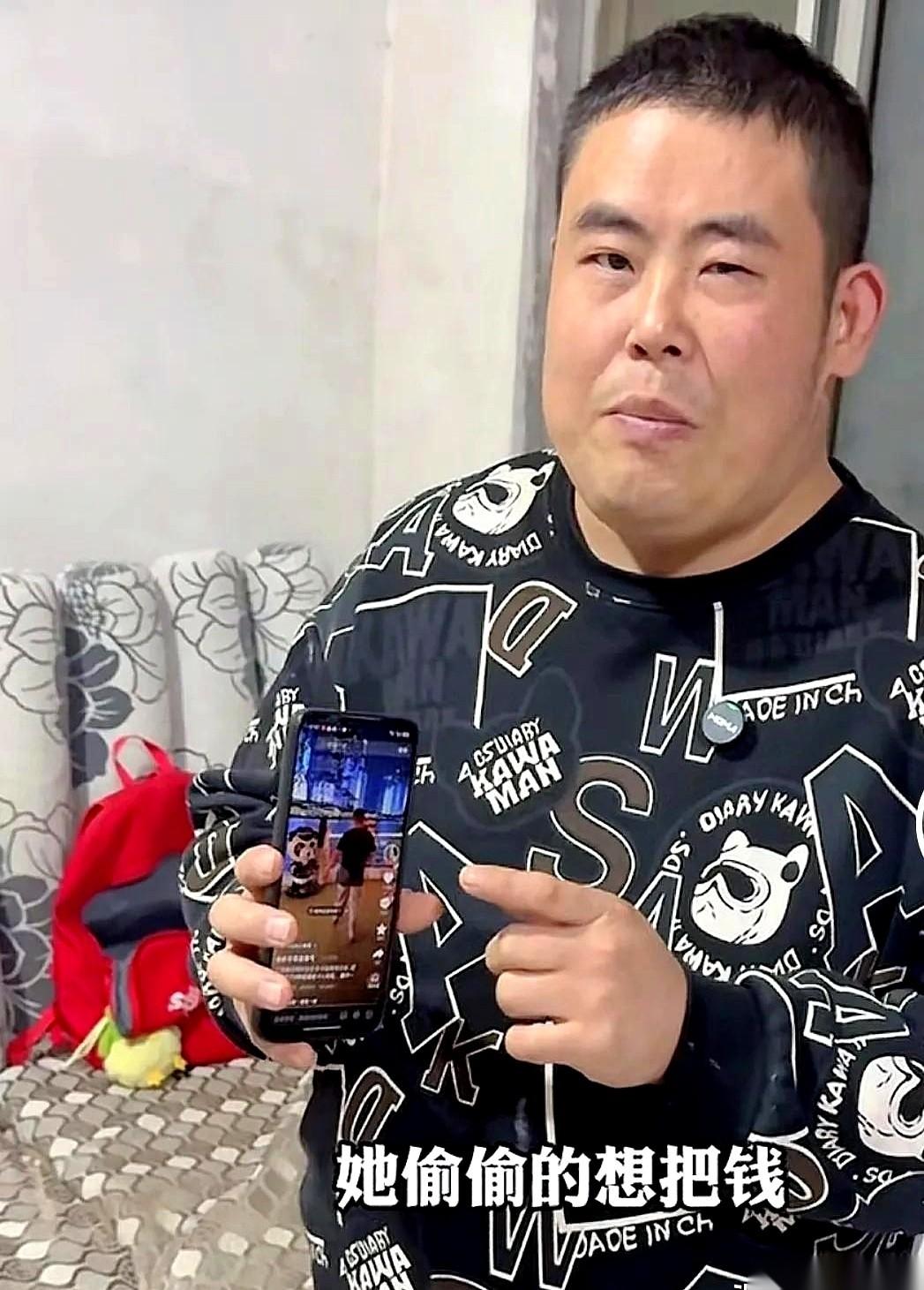 凯伦刚拿到手的一万块钱红包还没捂热，转身就准备找人寄去巴基斯坦。
她舅妈昨天才刚