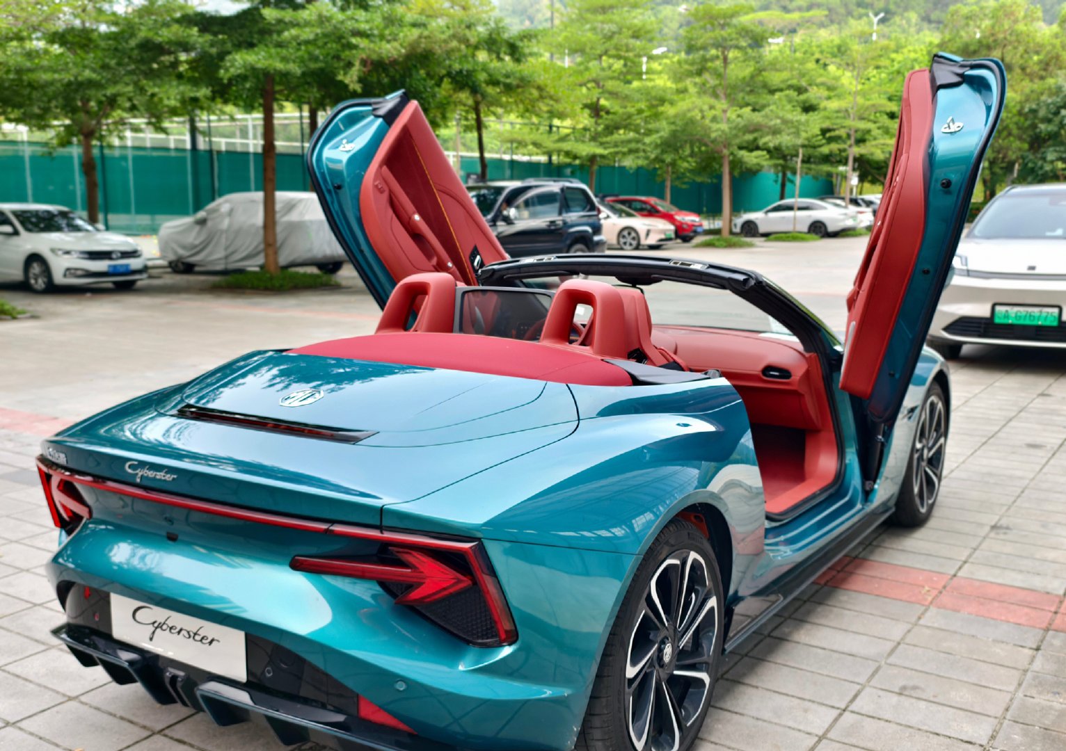 MG Cyberster2026年热度最高国产纯电敞篷跑车，凭借英伦复古外观、跑