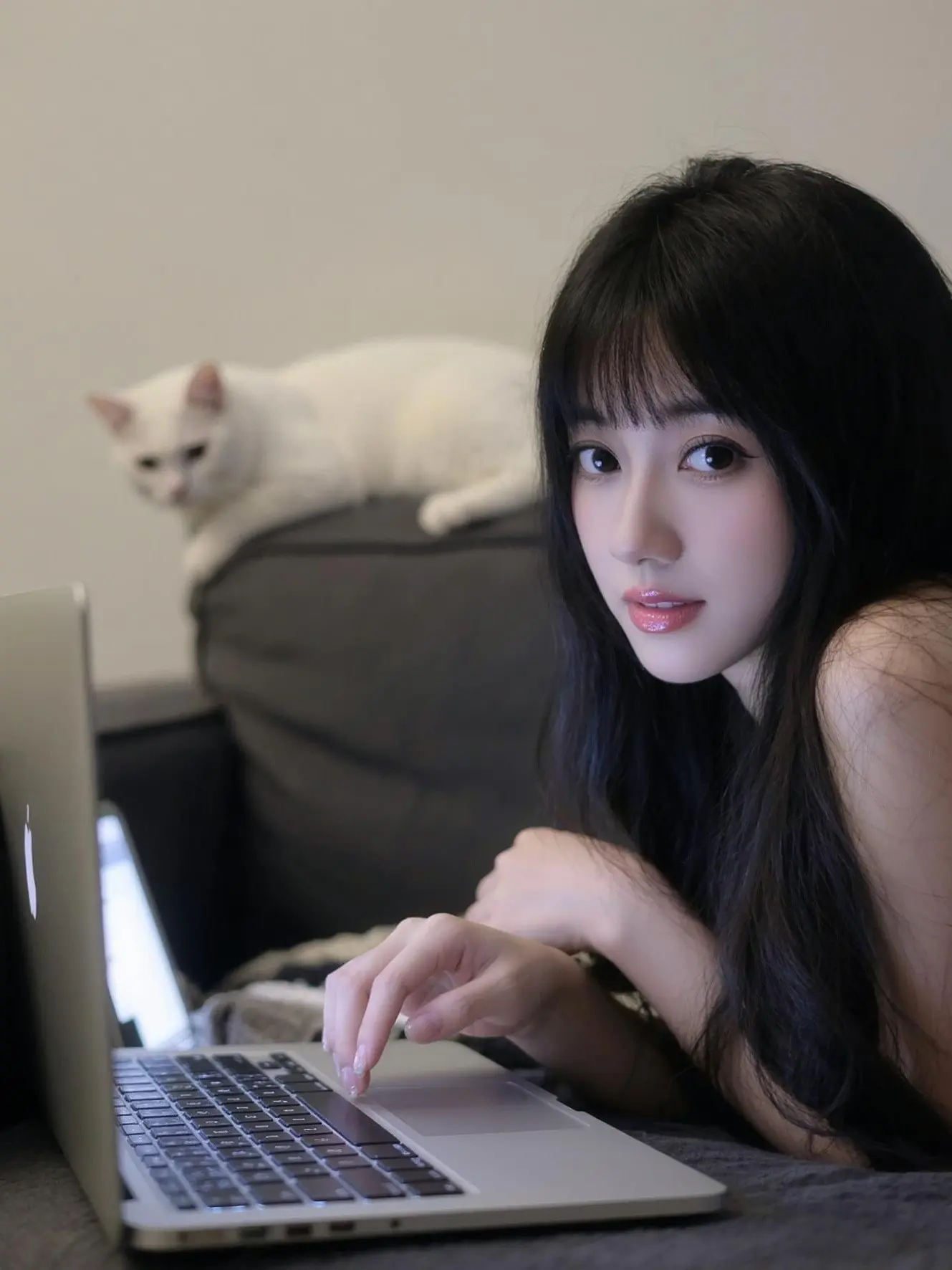 你太容易共情了，看到街边卖菜的垂暮老人会难过，会因为一点点不经意的关心...