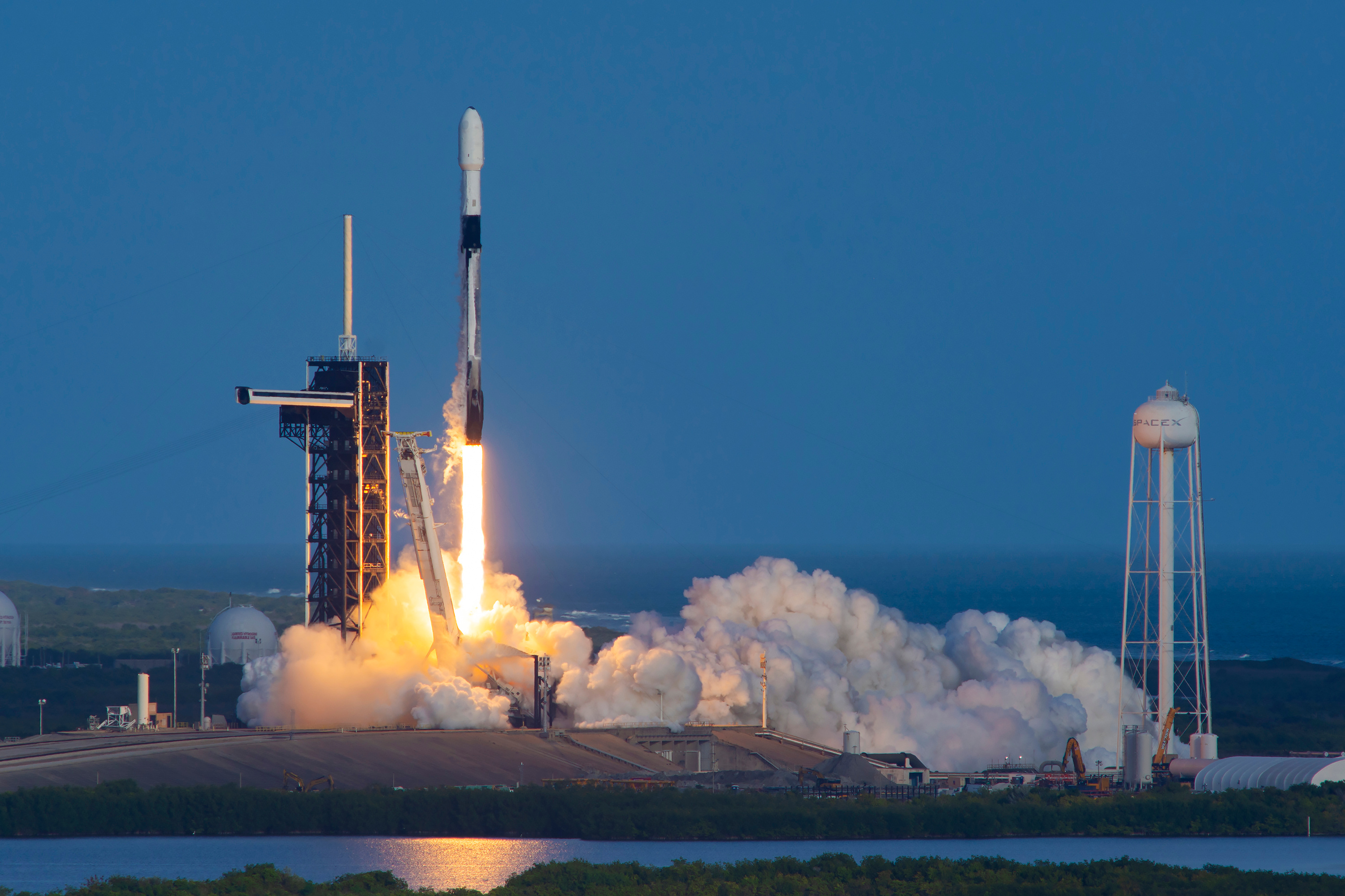 今天21:42，SpaceX在肯尼迪航天中心LC-39A，使用Falcon 9 