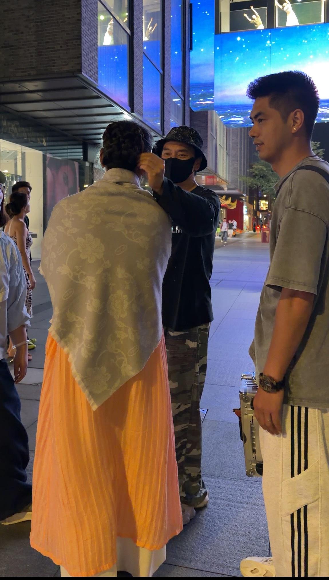 林依轮当众帮老婆整理头发林依轮帮老婆整理头发我真的嗑到了 