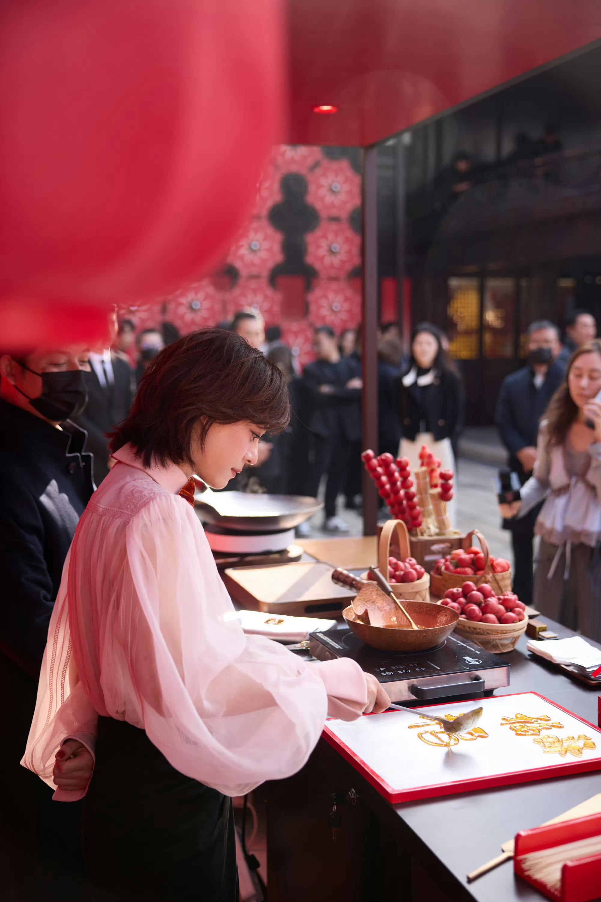 孙俪往那一站就是美不是硬凹的美，是站在糖葫芦摊前都像一幅画的松弛感，孙俪的状态真