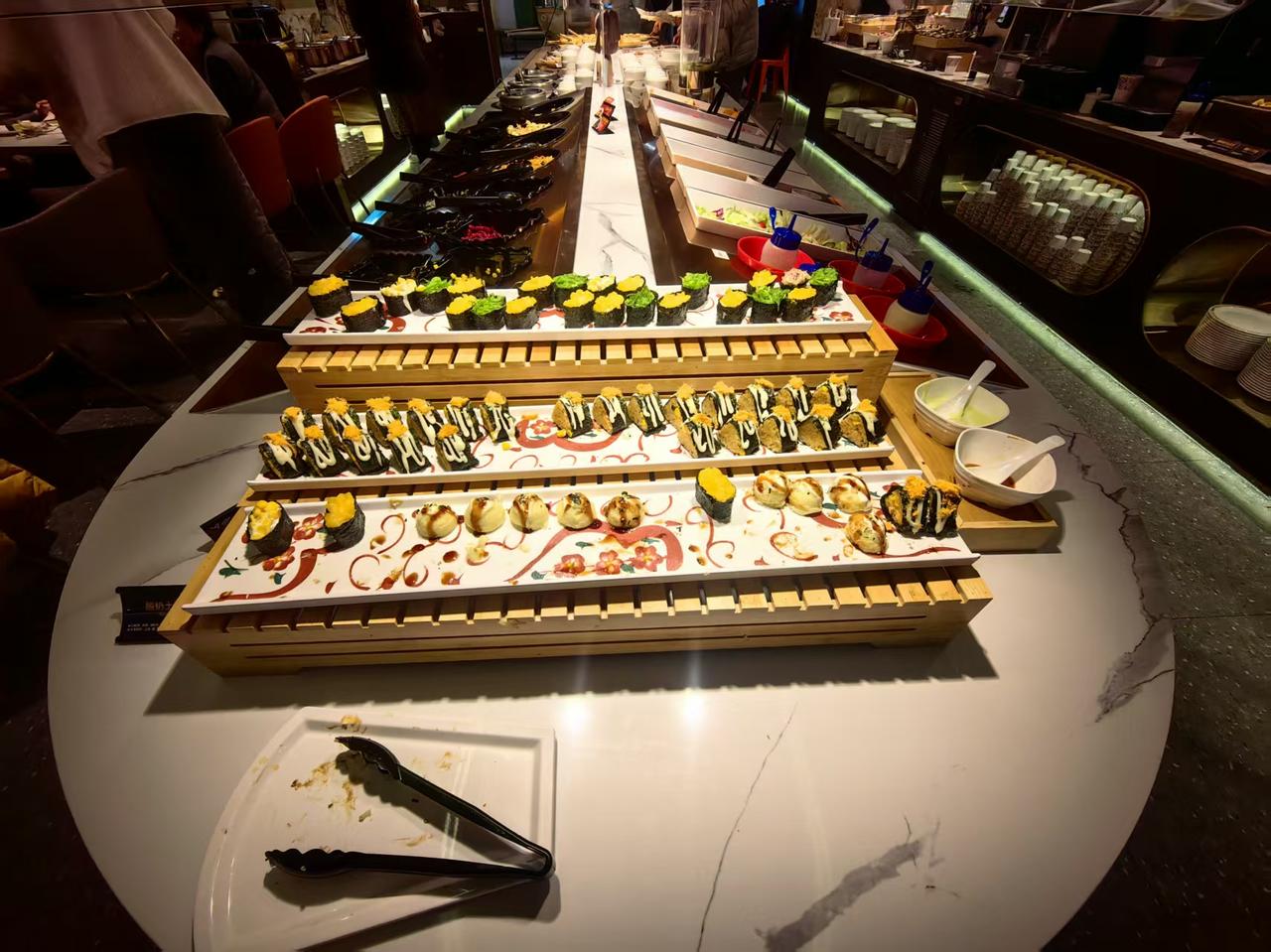 平常都是吃六七分饱，今天中午却吃撑了，晚上都不用吃饭了。
今天中午和孩子们去吃披