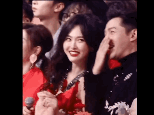 唐嫣这个笑，我真的看了不止100遍！
要过得多幸福，才能笑得如此明媚动人？
就是