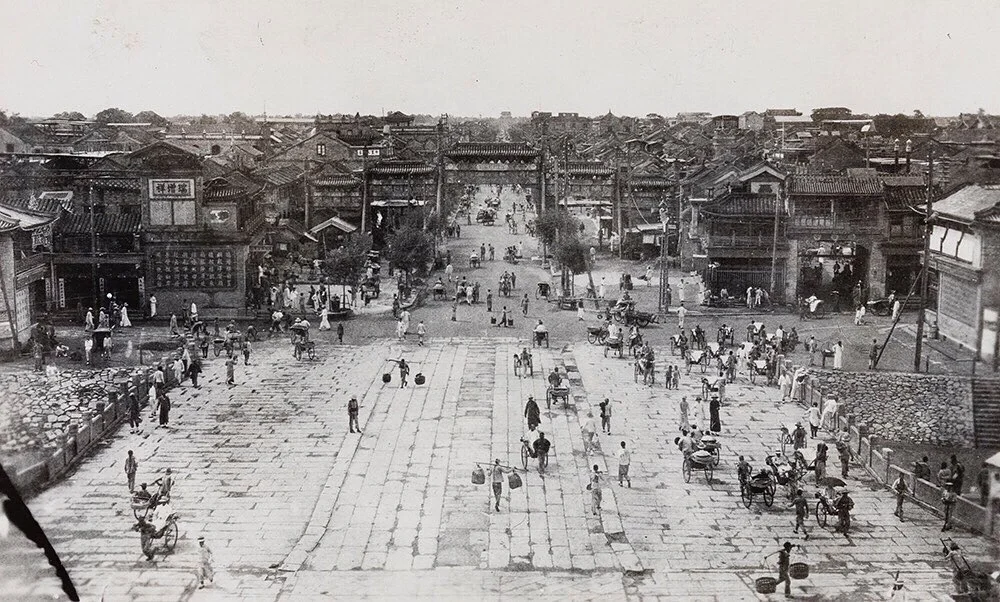 1932年，北京前门大街，这张照片取自正阳门，也被称为前门，左边建筑顶...