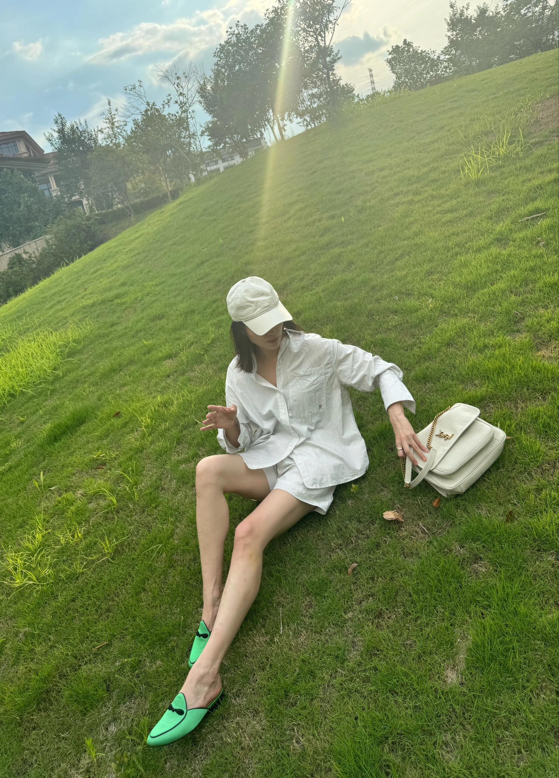 宋佳，白衣休闲穿搭，草地秀大长腿 ​​​