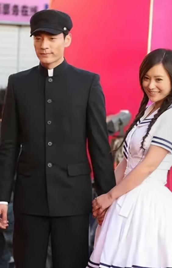 郝蕾应该也没想到，离婚16年后，自己那个44岁的前夫竟开始走上坡路了。

主要信