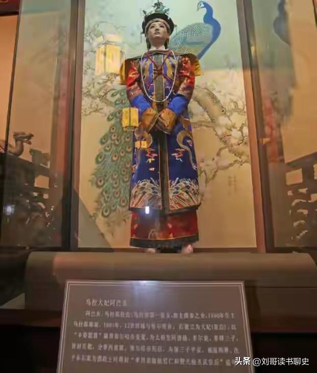 努尔哈赤刚咽气，棺材还没凉透，皇太极就带人踹开了继母的房门。

34岁的他，一身