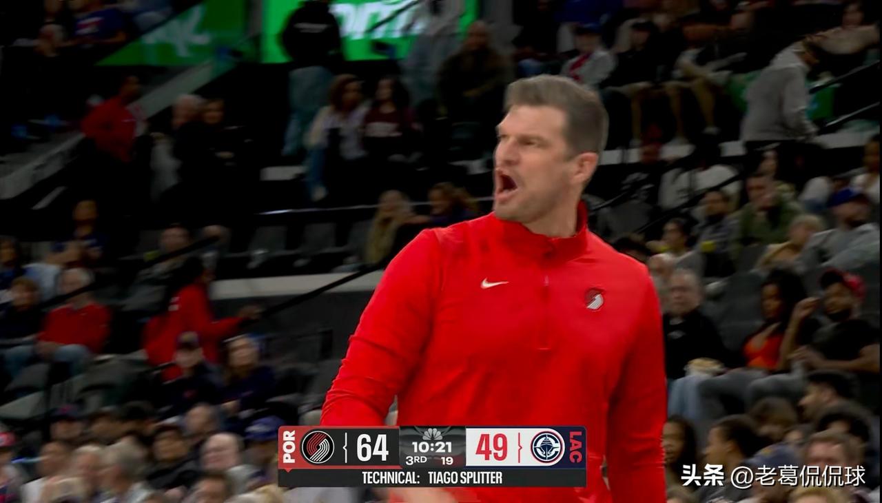 开拓者主帅斯普利特真是怒不可遏！在今天开拓者客场挑战快船的焦点战中，当时比赛进行