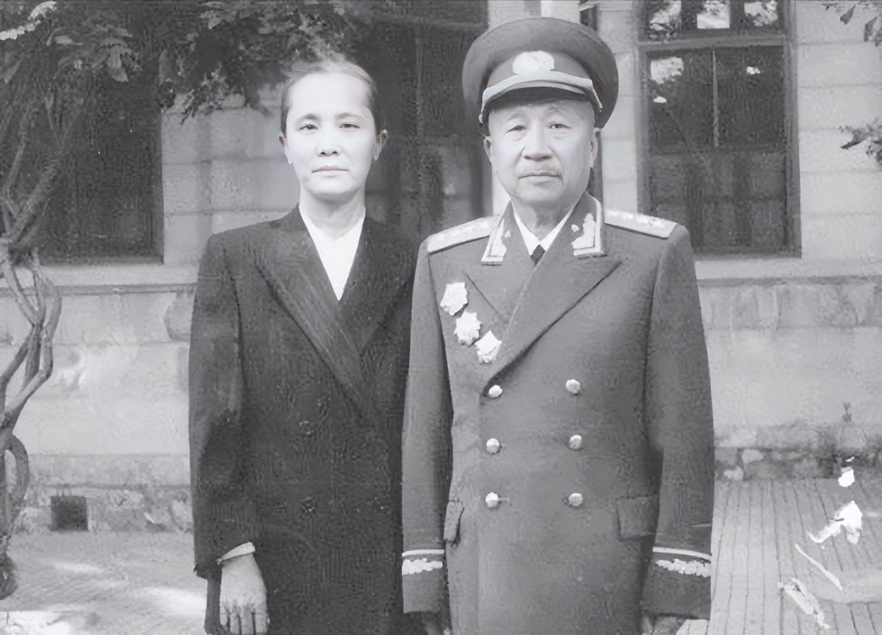 1950年，主政广西的张云逸大将与夫人韩碧留下这张珍贵合影。1923年他们低调成