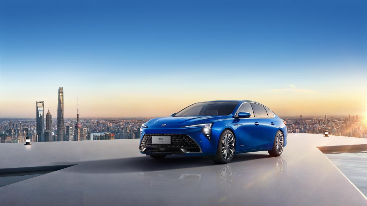 V5.0车机系统、新增丹霞墨韵双拼内饰配色，更全系增加方向盘加热、前排座椅按摩、