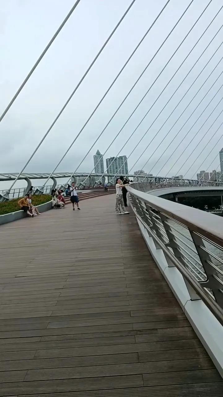 早晨起床,到底喝温水还是凉水?虽然说温水有助于促进血液循环。但早上起床我喜欢喝凉